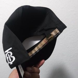 Great looking & condition Burberry hat (never worn)